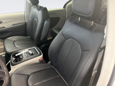 Used 2024 Chrysler Pacifica Limited FWD image 11