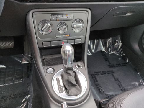 Used 2018 Volkswagen Beetle 2.0T S FWD image 17