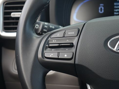 Used 2025 Hyundai Venue SEL FWD image 8