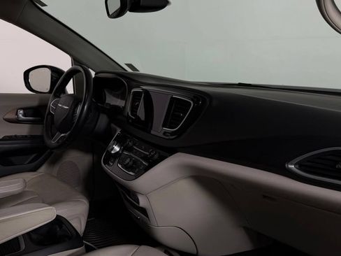 Used 2017 Chrysler Pacifica Touring-L Plus FWD image 35
