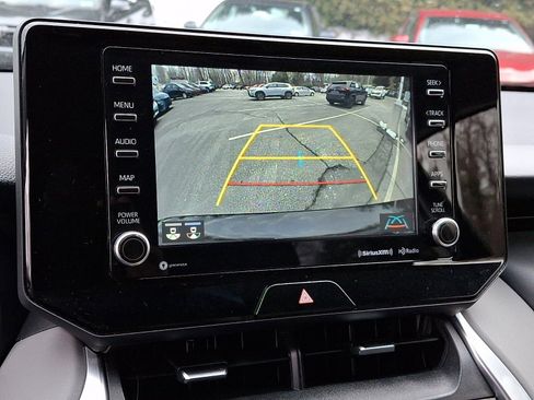 Used 2022 Toyota Venza LE image 18