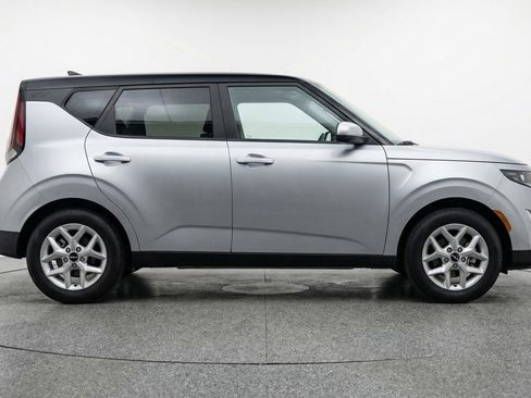 Used 2025 Kia Soul LX w/ LX Technology Package FWD image 11