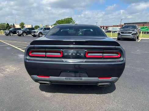 Used 2018 Dodge Challenger SXT RWD image 9