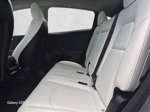 Used 2024 Tesla Model Y Long Range AWD/4WD image 21