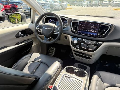 Used 2023 Chrysler Pacifica Touring-L FWD image 20