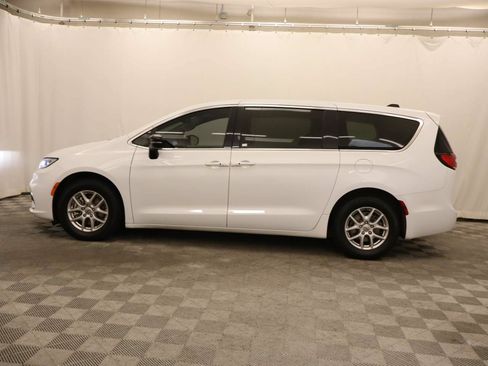 Used 2024 Chrysler Pacifica Touring-L FWD image 2