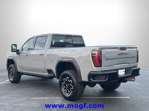 Used 2024 GMC Sierra 2500 AT4X image 2
