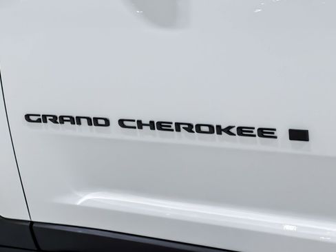 Used 2025 Jeep Grand Cherokee Altitude RWD image 23