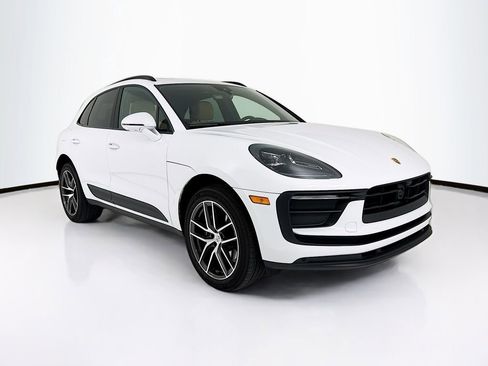 Certified 2025 Porsche Macan AWD/4WD image 9