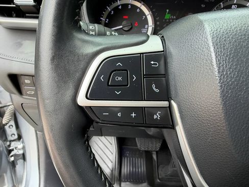 Used 2024 Toyota Highlander LE FWD image 25