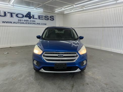 Used 2017 Ford Escape SE image 2