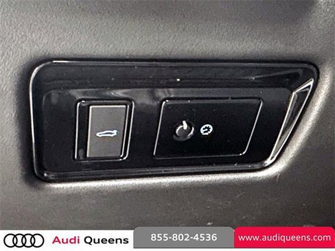 Used 2017 Jaguar XF Premium image 28