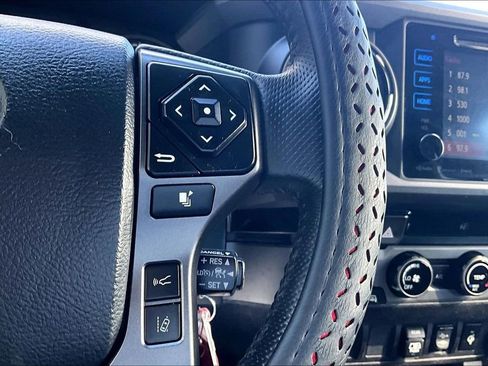 Used 2018 Toyota Tacoma TRD Off-Road image 10