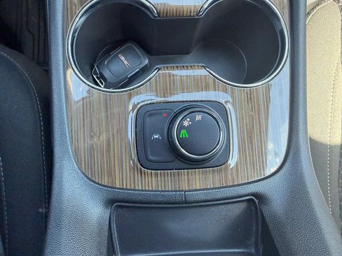 Used 2022 GMC Acadia SLE FWD image 21