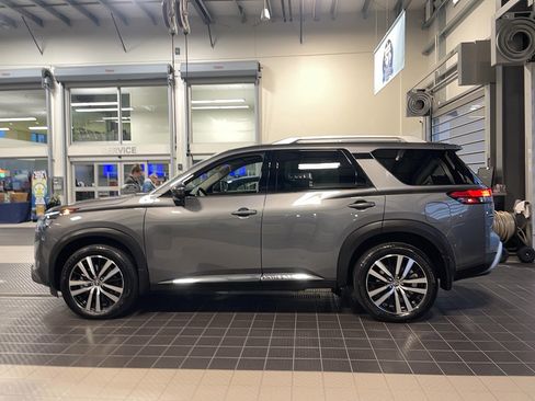 Used 2025 Nissan Pathfinder Platinum image 4