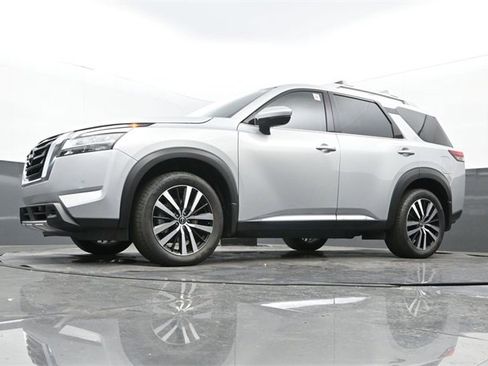 Used 2024 Nissan Pathfinder Platinum w/ Cargo Package image 29