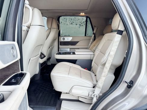 Used 2018 Lincoln Navigator Reserve w/ Technology Package image 18