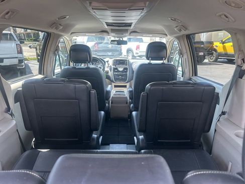Used 2016 Chrysler Town & Country Touring FWD image 27