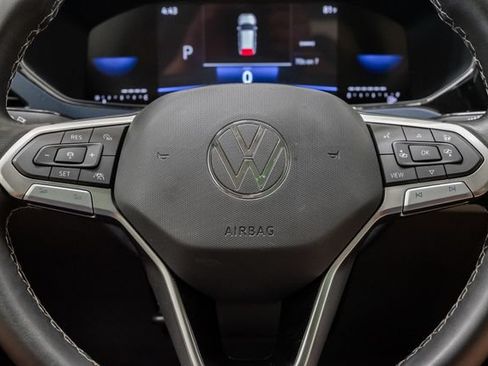 Used 2023 Volkswagen Taos SE w/ Panoramic Sunroof Package FWD image 12