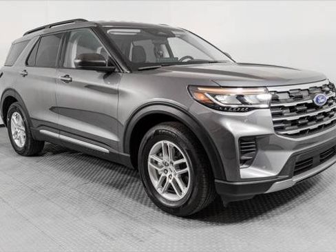 Used 2025 Ford Explorer Active RWD image 11