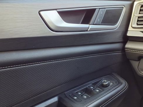 Used 2025 Volkswagen Atlas Cross Sport SE image 17