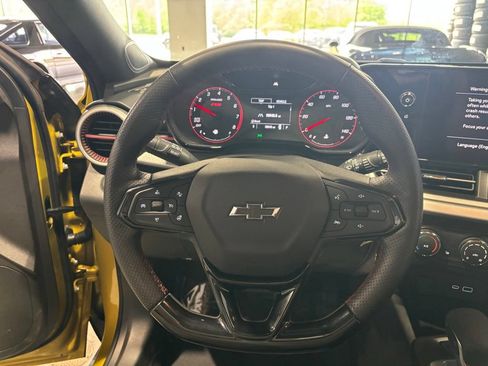 Used 2025 Chevrolet Trax RS w/ Sunroof Package FWD image 12