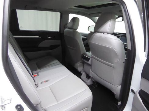 Used 2019 Toyota Highlander XLE AWD/4WD image 30
