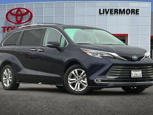 Used 2023 Toyota Sienna Platinum image 2