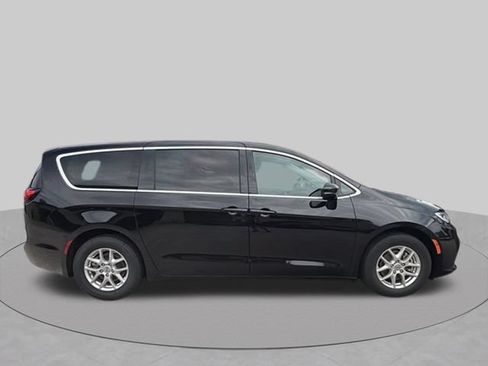 Used 2024 Chrysler Pacifica Touring-L FWD image 2