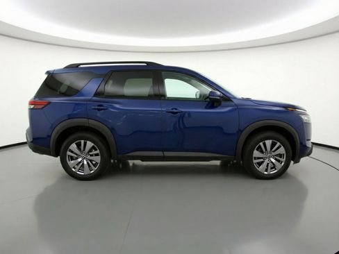 Used 2025 Nissan Pathfinder SV image 11