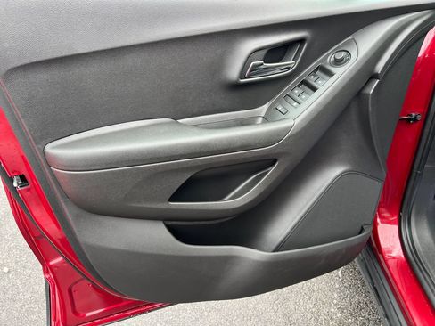 Used 2020 Chevrolet Trax LT w/ Driver Confidence Package FWD image 19