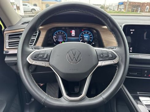Used 2025 Volkswagen Atlas SE image 17