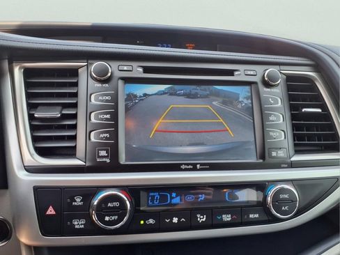 Used 2014 Toyota Highlander Limited w/ Driver Technology Package AWD/4WD image 23