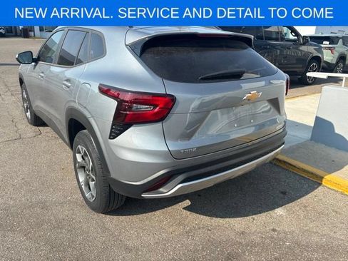 Used 2024 Chevrolet Trax LT w/ Driver Confidence Package FWD image 8