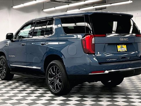 Used 2025 GMC Yukon Elevation w/ Elevation Premium Package AWD/4WD image 3