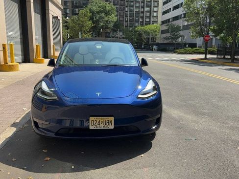 Used 2024 Tesla Model Y Long Range AWD/4WD image 3