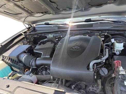 Used 2018 Toyota Tacoma TRD Sport w/ Technology Package RWD image 13