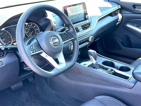 Used 2025 Nissan Altima 2.5 SV FWD image 12