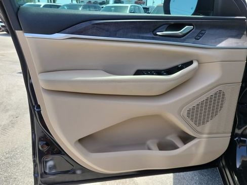 Used 2025 Jeep Grand Cherokee Limited RWD image 19