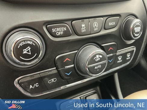 Used 2015 Jeep Cherokee Limited image 12