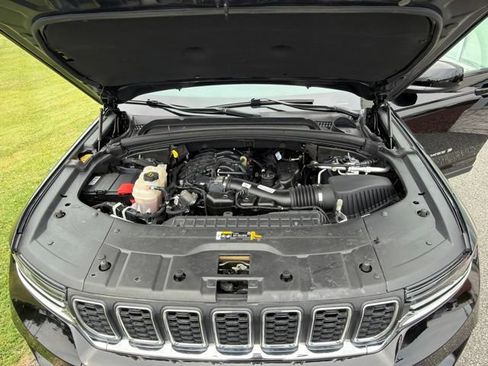Used 2024 Jeep Grand Cherokee Laredo AWD/4WD image 24