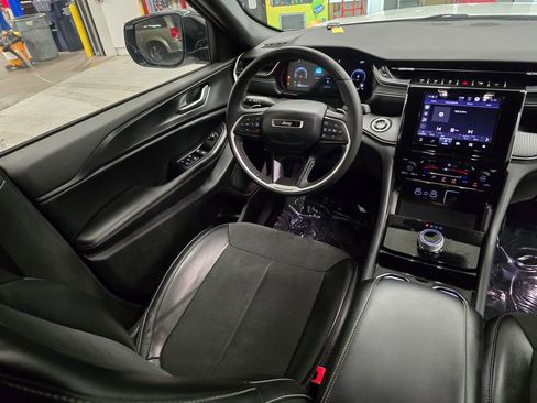 Used 2023 Jeep Grand Cherokee Altitude image 34