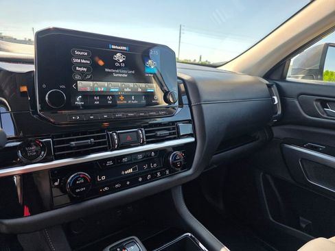 Used 2025 Nissan Pathfinder SL AWD/4WD image 29