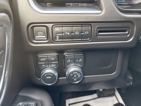 Used 2022 GMC Yukon XL SLT image 23