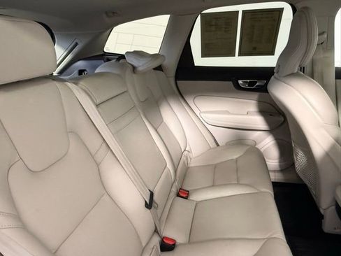 Used 2021 Volvo XC60 T5 Momentum w/ Climate Package image 38
