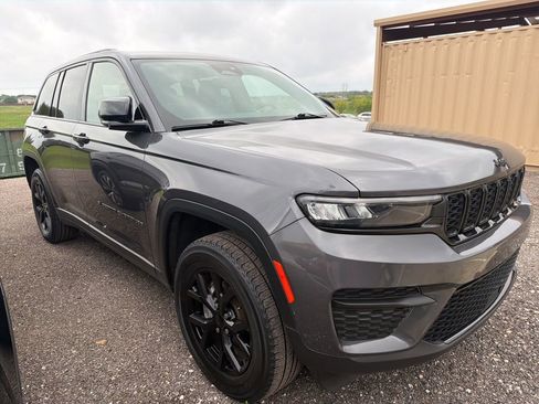 Used 2024 Jeep Grand Cherokee Altitude AWD/4WD image 8