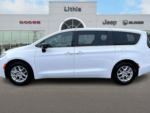 Used 2024 Chrysler Pacifica Touring-L image 3