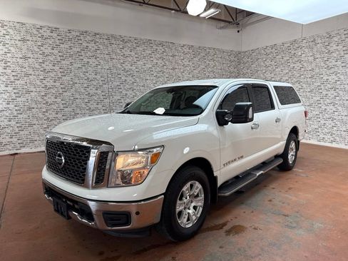 Used 2018 Nissan Titan SV w/ SV Convenience Package AWD/4WD image 3