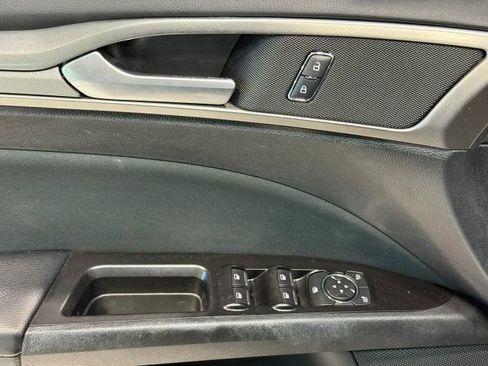 Used 2017 Ford Fusion SE w/ Fusion SE Technology Package FWD image 10
