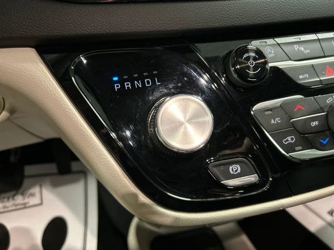 Used 2024 Chrysler Pacifica Touring-L FWD image 20